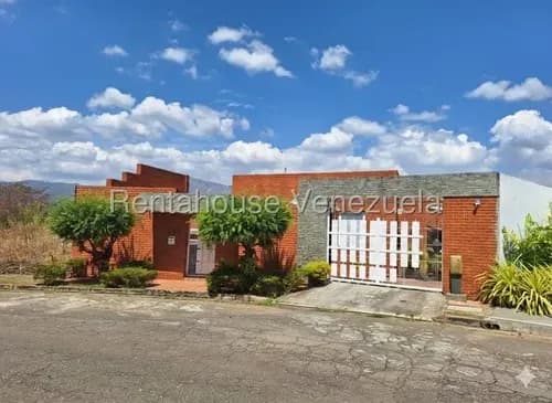 Teresita Luigi Vende Casa Ubicada En Valencia, Altos De Guataparo, Elegancia De Reciente Construcción Con Terrazas Y Jardines De Ensueño. 26-14539 Abril10