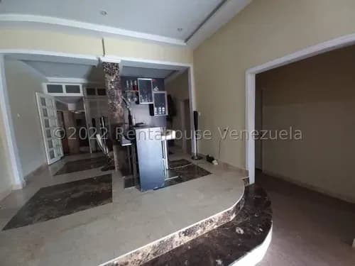 Casa En Conjunto Cerrado Completamente Remodelada Con Acabados Modernos, Piso En Porcelanato Y Marmol, Paredes Decorativas Con Marmol Importado, Techos En Drywall,tanque Subterraneo Con Bomba