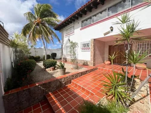 Casa En Juan Griego, 8 Habitaciones, Tanque De 48 Mil Las, Cerco Y Cámaras De Seguridad.