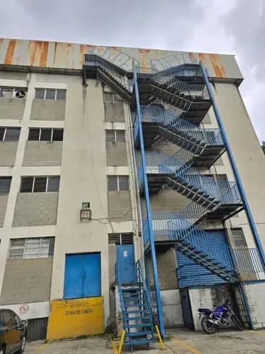 Tu Oportunidad De Inversion Perfecta. Edificio Industrial En La Trinidad