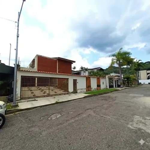 Vendo Casa En La Viña Para Remodelar Calle Cerrada Casa Multi Ambiente De Dos Niveles, En Calle Cerrada, Posee Jardín, Planta Baja Sala A Doble Altura Con Iluminación Natural Amplio Comedor Cocin
