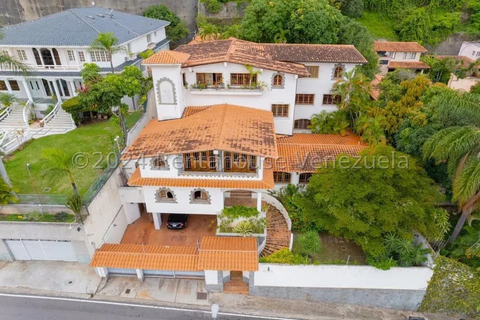 Casa (Multipes Niveles) en Venta en Prados del Este, Distrito Metropolitano
