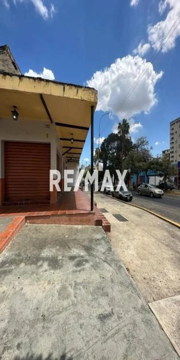 En Venta Inmejorable Local en El Viñedo vista a la Av. Carlos Sanda y Av. 104