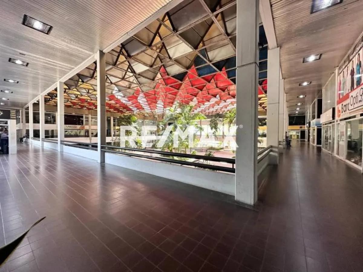 En venta dos locales unidos en el centro comercial siglo XXl en La Viña