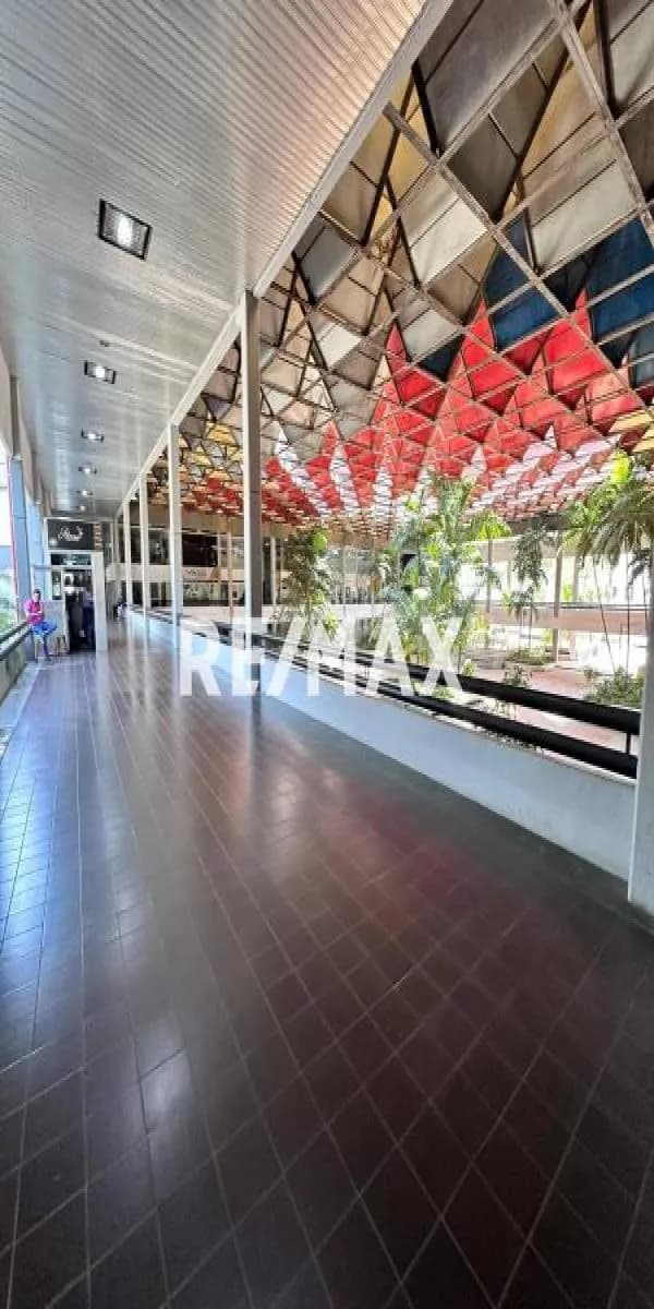 Alquiler dos locales unidos en el centro comercial siglo XXl en La Viña