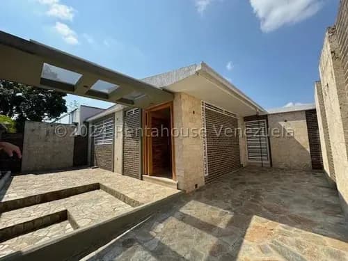 Lld/casa Recién Remodelada En La Exclusiva Urbanización Santa Cecilia, De Una Sola Planta En Venta 26-21612
