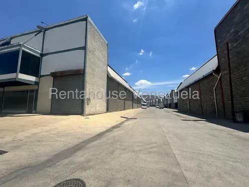 En Zona Industrial 2 De Barquisimeto, Karen Burgos Vende Amplio Galpón, Con Entrada De Carga Y Descarga, Área De Oficinas.