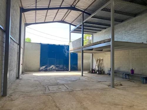 Ofrece En Venta Galpón Industrial En Flor Amarillo Estado Carabobo Área De Terreno: 444mts2 . Distribución: Puerta De 5mts De Altura Aprox. Área Libre. Electricidad 220. Estructura Para Ofi