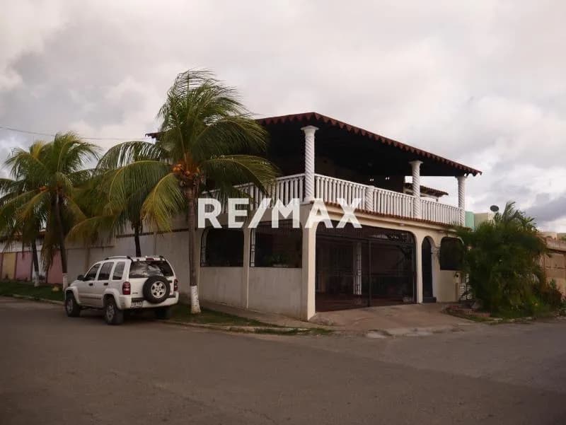 Ofrece en Venta El Cortijo de Oriente – Casa con anexo ideal para local o espacio adicional.