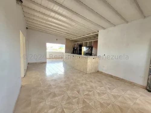Daniela Linarez Vende Cómodo Y Amplio Edificio Comercial De 3 Niveles Con Mini Local, Deposito, 4 Baños, 1 Oficina, Apartamento De 3 Habitaciones, Cocina, Tanque 7mil L, Centro De Barquisimeto