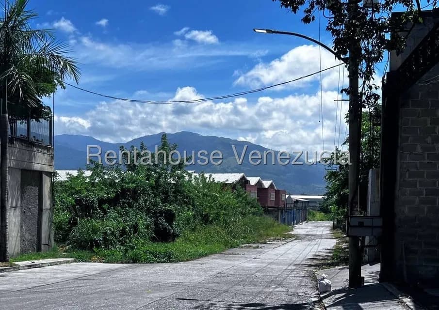 Terreno (Comercial) en Venta en El Ingenio, Miranda