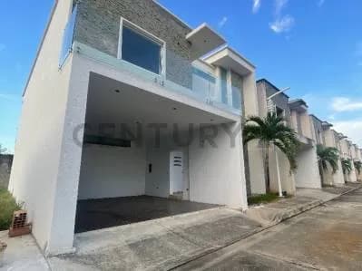 Moderno Townhouse en obra gris
