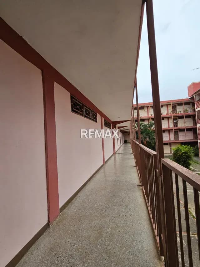 Amplio apartamento en venta, ubicado en Los Crepusculos, edificio en via principal