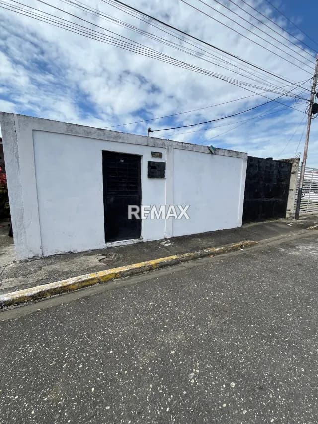 Hermosa casa en venta. Urbanización palma real . ARAURE