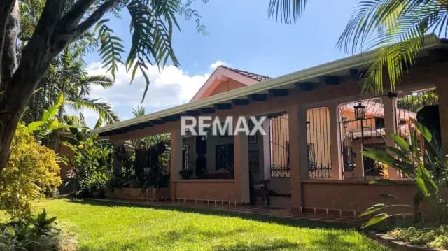 Exclusiva casa en venta, Urb. La Entrada.