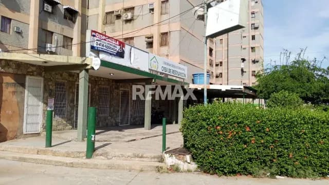 CENTRO COMERCIAL EN AVENIDA PRINCIPAL AV 40