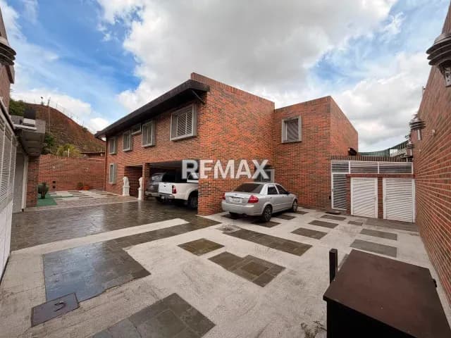 Quinta de Lujo en VENTA en Cumbres de Curumo: 1.222 m² con Planta Eléctrica y Tanque de 30.000 Litros