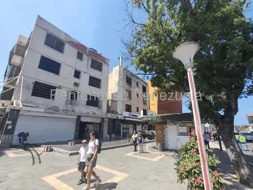 Ym // Apartamento En Catia La Mar Con Un Potencial Enorme Para Quien Quiera Invertir En La Guaira, En Venta - La Atlantida // Mls #26-14992