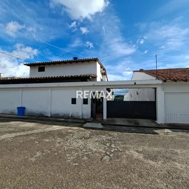 En Venta Bella Casa de 2 Niveles estilo Marroquí en Urb Las Vegas