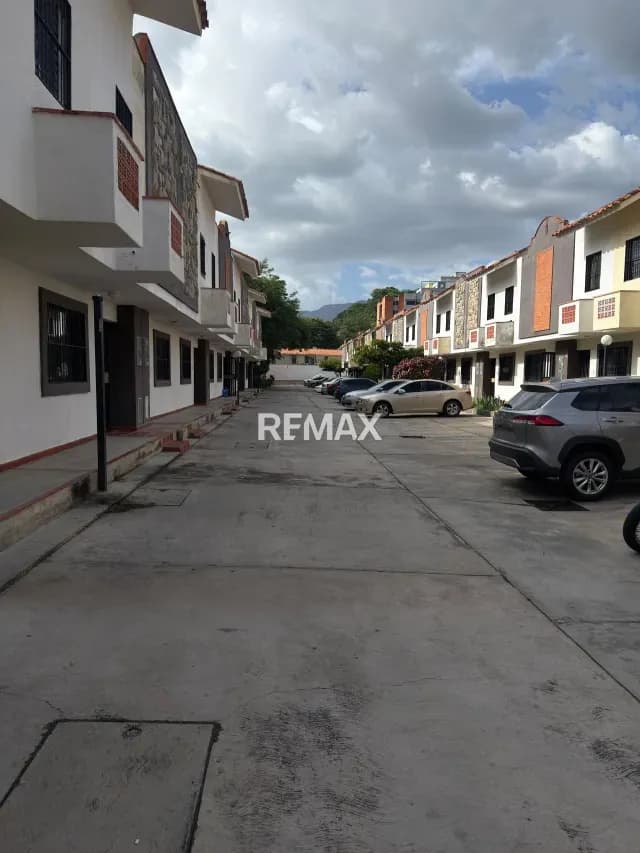 EN VENTA TOWNHOUSE AMOBLADO EN RES. VILLA FLORENCIA TAZAJAL