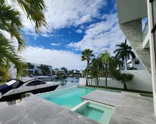 Villa En Venta En La Urbanización Las Villas, Con Muelle Privado Lechería Estado Anzoátegui