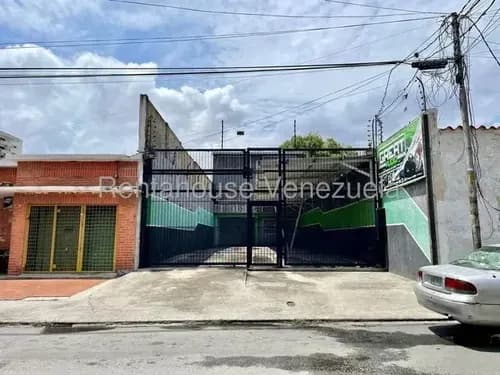 Local En Venta Ubicado En Barquisimeto, Codigo 2 5 2 0 2 1 0, Mildred, Local Comercial En La Carrera 18 Entre 31 Y 32, Tiene 3 Oficinas, Area De Reuniones, Aire Acondicionado En Toda Las Oficina