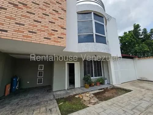 Amplio, Comodo Y Seguro Townhouse En Venta En Urb. La Floresta, Maracay. 25-24727 More