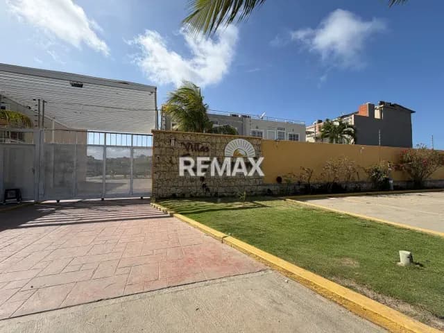 EN VENTA AMPLIO TOWNHOUSE DE 110,5M2 EN VILLA SANTORINI