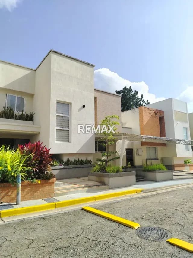 En Venta Espectacular Casa en Altos de Guataparo Valencia