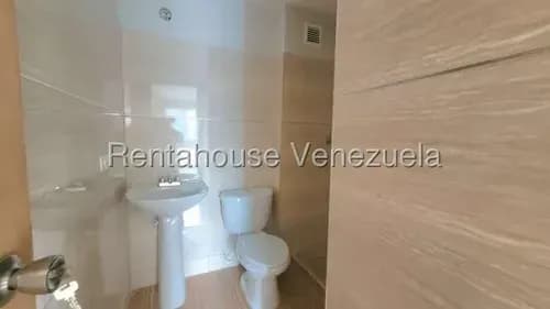 Vendo Hermoso Apartamento En Urbanismo Privado Y Privilegiado Del Este De La Ciudad. Obra Blanca Donde Podrás Decorar A Tu Gusto Y Revalorizar Inmediatamente Tu Inmueble. La Mejor Inversión