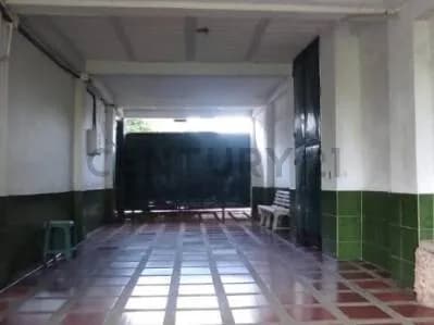 En venta casa amplia con gran terreno en La Parroquia La Cruz.