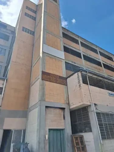 En Venta / Alquiler Local Industrial (piso) En Ruiz Pineda De 1.537mts2; Con Opción A Compra. (a.v)