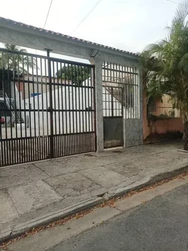 Hc Hc Casa En Urb. Las Quintas De Naguangua Ll Etapa* *dos Niveles A Remodelar* 323m2 6 Habitaciones Cuatro Baños Sala Comedor Cocina En Mampostería Área