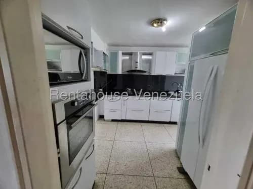 Agp Apartamento En Venta En Colinas De Santa Mónica, Remodelado, Amplios Espacios, Agua Constante 26-7679