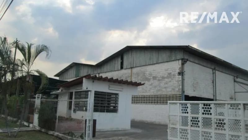 Galpón con amplio terreno en venta en Zona Industrial El Recreo