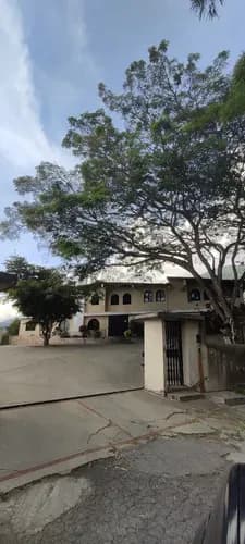 Casa Tipo Apto.pb. 327mt. En La Urb.miranda-caracas Con Bella Vista Y Zona Tranquila (fmg)