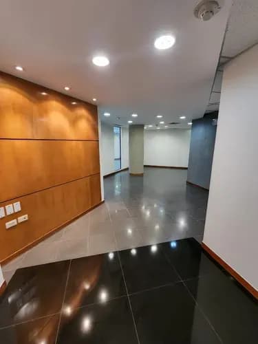 Yn(daregonz) Oficina En Alquiler En La Viña En El C.c La Viña Plaza, Valencia Carabobo 160 Mts 2 Baños Área De Recepción Salón De Conferencias Área De Kitchener 3 Oficinas 1 Salon De Usos Multiple