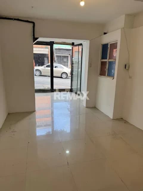 Alquiler de Local Comercial en La Avenida Principal de Los Dos Caminos