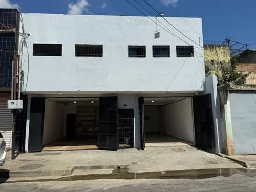 Mml Cod: 310214 En Venta Local Comercial, A Pie De Calle, En La Av. Bolivar Sur, Full Trafico Peatonal Y Vehicular, 115.000$ Clientes Directos