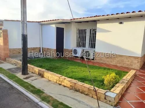 Dennymar, Vende Hermosa Casa Moderna, Amplia, En Buena Zona De Cabudare, En Optimas Condiciones, 5 Puestos De Estacionamiento, Con Todos Los Servicios Basicos! B6a18514.