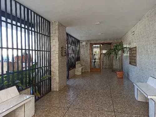 Py 290022 Clínica Con Siete Consultorios En Av Bolivar Edif Guamo