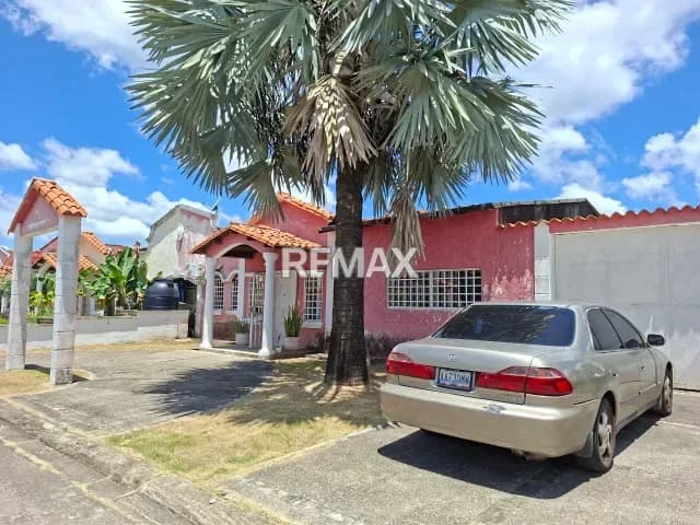 EN VENTA CASA UBICADA EN LA URB. VALLE DE LUNA, SECTOR TIPURO