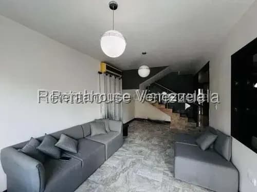 Daniela Linarez Vende Excelente Townhouse Con Cocina Amplia Y Remodelada Con Tope De Granito, Sala, Comedor, Family Room, 4 Habitaciones, 4 Baños, Ubicado En Trapiche Villas Cabudare