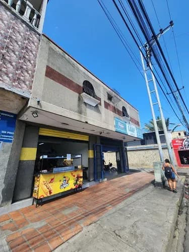 Maria José Ramirez Vende Importante Edificación Comercial Y Terreno Ubicado En Buena Zona De Puerto Cabello