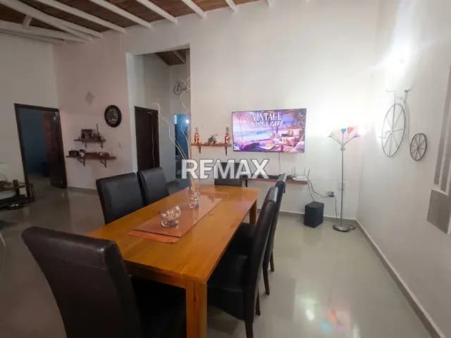 Moderna casa en venta en Residencias Villas del Caribe, amplia y segura.