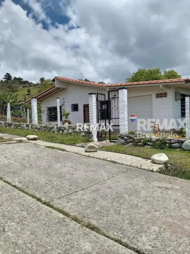 Casa con Lacal en Venta