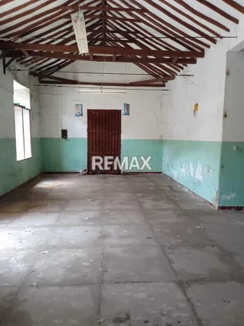 Locales comerciales con amplio terreno