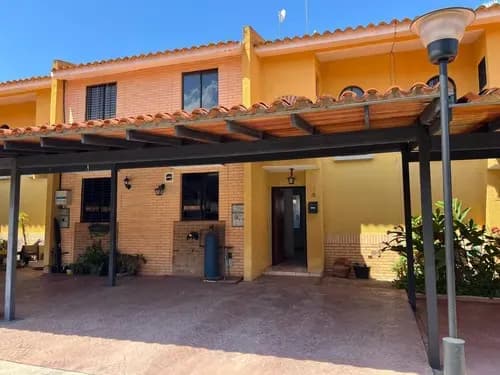 Townhouse En Alquiler En Mañongo Villas Iñaki