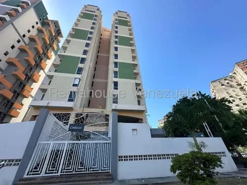 Es Tu Oportunidad De Hacer La Casa De Tus Sueños En Este Amplio Penthouse Ubicación En El Centro En Maracay 26-8853 Irrr