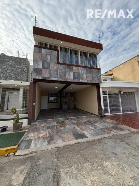 Casa en Venta Urb. Las naciones